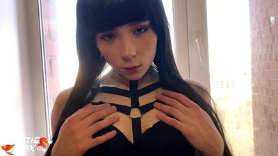 뜨거운 갈색 머리는 돈을 위해 깊고 민감하게 빤다.