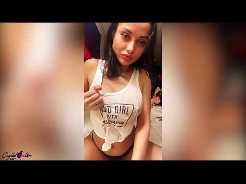 ❤️ 그녀의 음부를 훔치고 젖은 티셔츠에 그녀의 거대한 가슴을 애무하는 busty 예쁜 여자 젠장 비디오 ko.higlass.ru에서 ❌️
